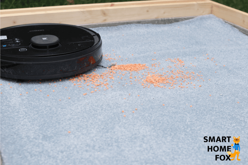 Ecovacs Deebot OZMO 950 saugt Linsen auf einem Hochflor-Teppich